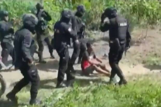 Apes! Gagal Jambret Hape Mahasiswi, Pelaku Bonyok Dihajar Massa, Motor Dibakar