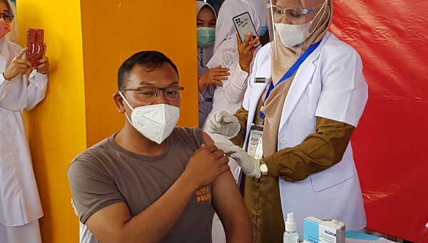 Vaksinasi Dimulai, Kapolres Rohil Orang Yang Pertama Disuntik Vaksin Covid-19