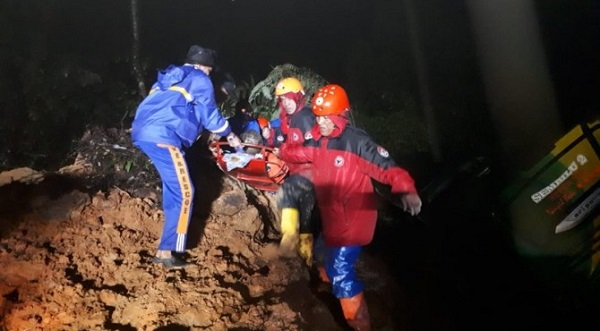 BREAKING NEWS: Longsor Lagi di Lintas Padang-Solok, Sejumlah Kendaraan dan Penumpangnya  Ditimbun Jatuh ke  Jurang