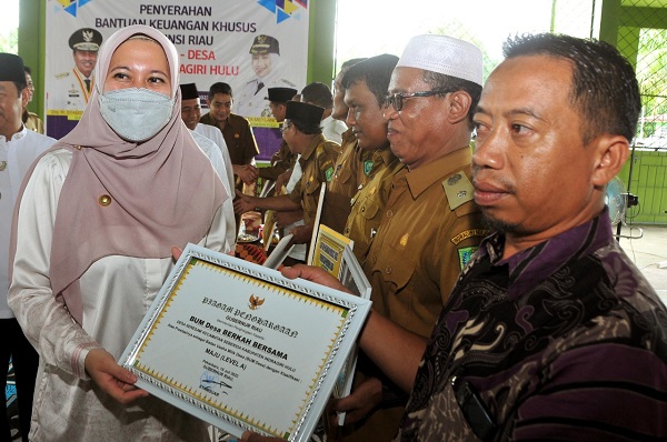Bupati Rezita Kalungkan Medali Emas Kepada Atlet Cabor Panjat Tebing