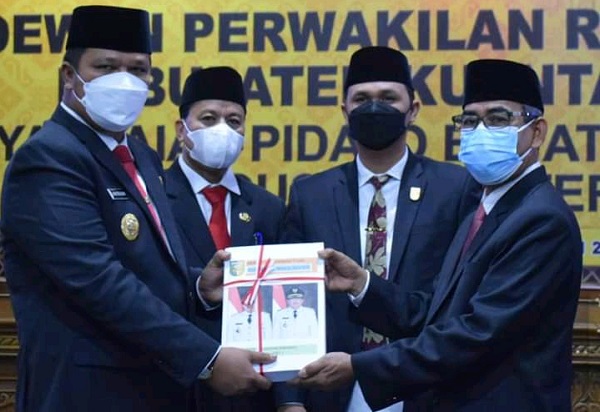 Sertijab Bupati Kuansing, Mursini Ucapkan Selamat kepada Bupati Andi Putra dan Suhardiman Amby