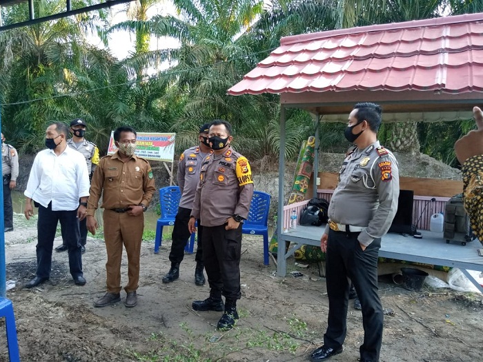 Kapolres Rokan Hulu, AKBP Taufiq LN Lihat Langsung Kampung Tangguh Pencegahan Covid-19