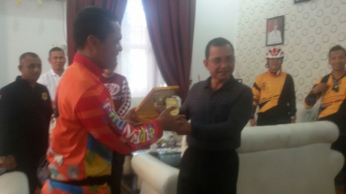 Kunjungan ke Rohil, Kapolresta Dumai Berkeliling Kota Bagansiapiapi Pakai Sepeda