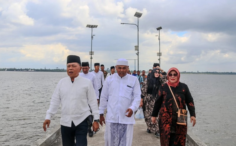 Idul Adha di Kampung Halaman, Bupati Asmar Kurban 2 Ekor Sapi