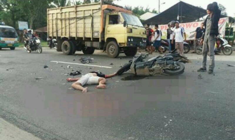 NGERIII...Ngebut Saat Beli Takjil, Pelajar SMP Tewas Dilindas Truk, Kepala Pecah, Ini Fotonya