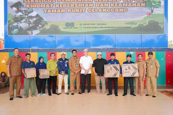 Wako Berikan Reward kepada Petugas Kebersihan dan Keamanan Taman Bukit Gelanggang