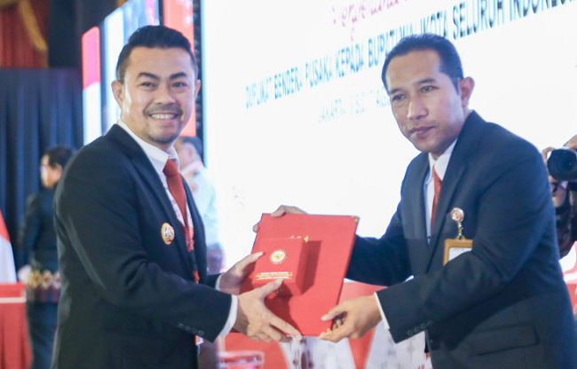 Pj Walikota Boyong Duplikat Bendera Pusaka ke Pekanbaru