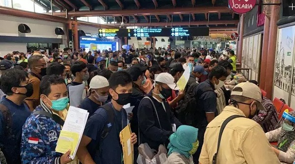 Ratusan Penumpang Numpuk di Bandara Soekarno-Hatta,  Angkasa Pura II: Kami Sudah Berusaha Mengatur Antrean, Tapi Yang Datang...