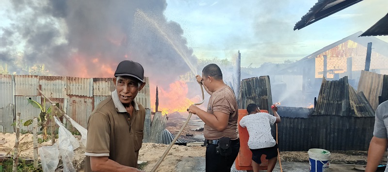Kolaborasi Warga, Polisi dan Pemerintah Atasi Kebakaran di Kecamatan Singingi