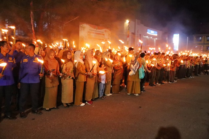 Wakil Bupati Rohil Pimpin Pawai Obor Malam Peringatan HUT RI Ke-80