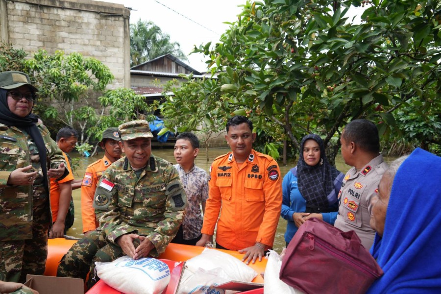 Dijenguk Langsung Bupati dan Wakil Bupati Kampar Saat Rumahnya Terendam Banjir, Khadijah Tak Kuasa Menahan Haru