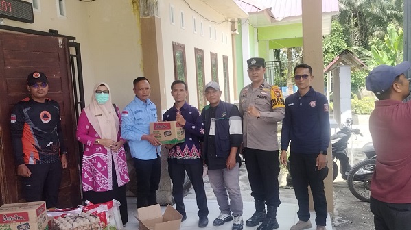 Pemkab Bengkalis Kembali Serahkan Bantuan Sembako untuk Korban Banjir di Siak Kecil