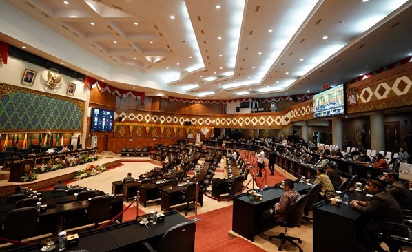 Naik, Wakil Gubernur Serahkan Nota Perubahan APBD 2022 Sebesar Rp9,79 Triliun