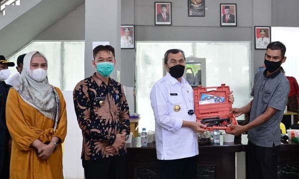 Gubernur Riau Serahkan Bantuan 10 Unit Mesin Kapal Untuk Nelayan Rohil