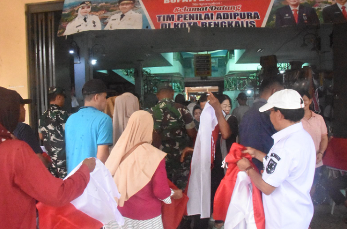 Pemkab Bengkalis Bagikan 3000 Bendera Merah Putih