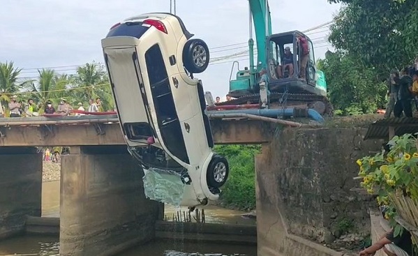 Lakalantas Maut, Tabrak Jembatan, Pajero Terjun ke Sungai, Ayah dan Tiga Anaknya Meninggal Dunia