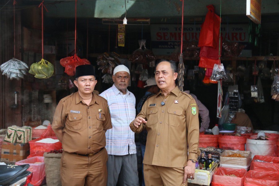 Bupati Herman Tinjau TPS Pedagang Yos Sudarso, Percepat Relokasi Demi Kelancaran Pembangunan Pasar Rakyat