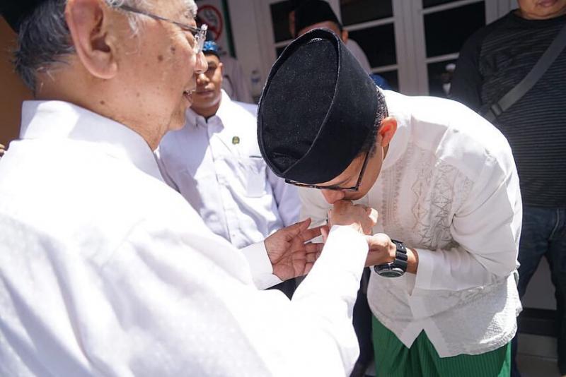 'Digoreng' Soal Melangkahi Makam Pendiri NU, Sandiaga: Dari Hati yang Paling Dalam...
