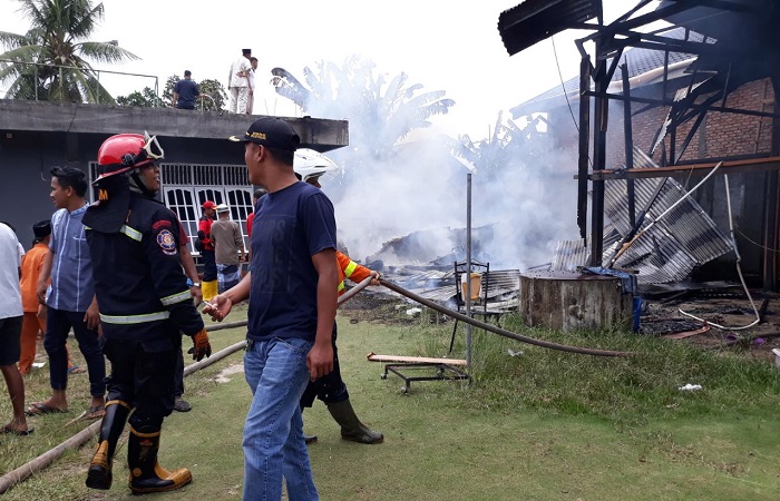 TOLONGGG...Usai Sholat Jumat, Gudang dan Motor Warga SSK Duri Hangus Terbakar