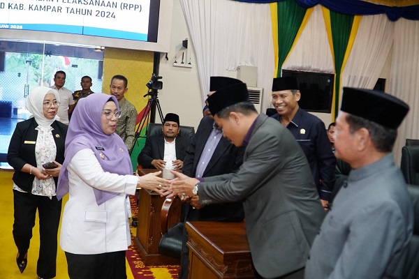 Wakil Bupati Kampar Sampaikan Ranperda RPP APBD Kabupaten Kampar TA. 2024 Pada Paripurna DPRD Kampar