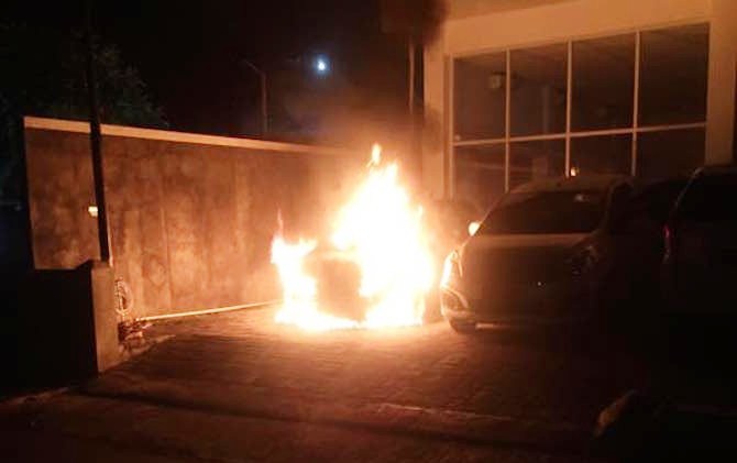 Terus Diteror Mantan Pacar Cantik, Mobil Suzuki Swift Milik Andi Dibakar