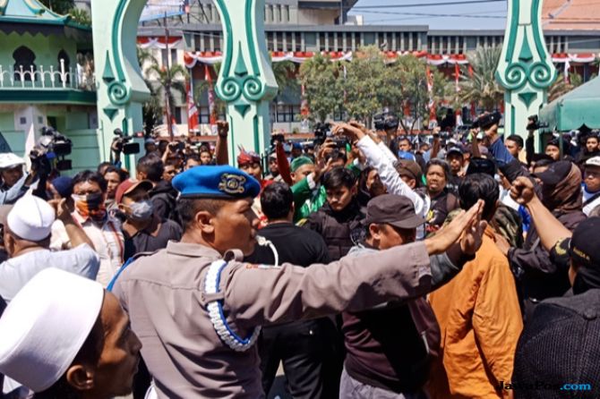KURANG AJAR...Puluhan Anggota Banser Usir Massa #2019GantiPresiden yang Mau Shalat Dzuhur dari Masjid 