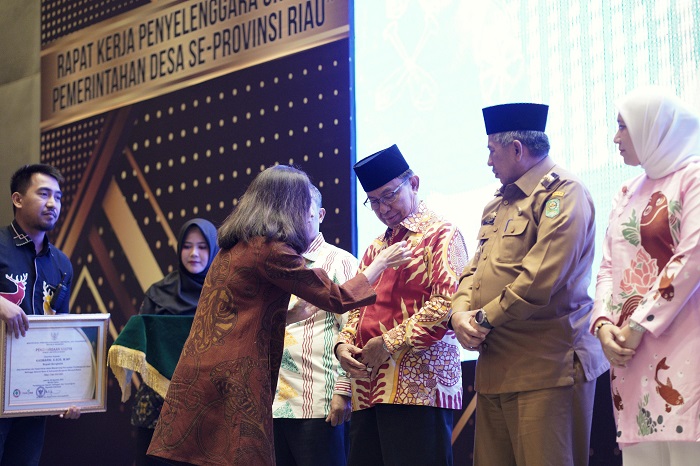 Bupati Inhil HM Wardan Terima Lencana Bhakti Desa Pertama