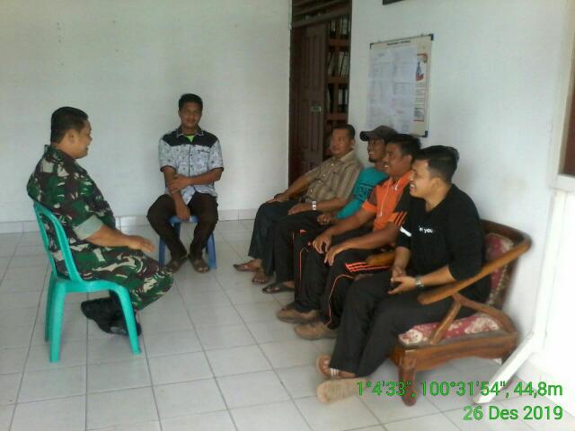 Babinsa Koramil 14/Kepenuhan Kodim 0313/KPR Anjangsana ke Desa Kepenuhan Barat-Rohul