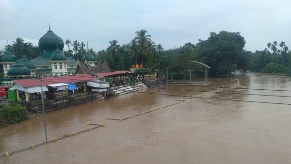 BREAKING NEWS: Banjir di Pangkalan Koto Baru, Dua Warga Dilaporkan Hilang Dibawa Air