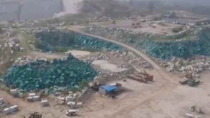 Terlalu! Kelabui Biro Lingkungan, Pemilik Pabrik Ini Warnai Batu-batu Jadi Hijau Biar Terlihat Seperti Area Vegetasi
