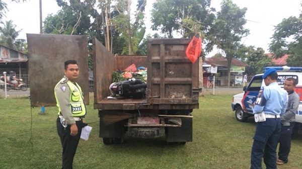 Tabrakan dengan Truk Angkut Sampah di Arifin Ahmad, Anggota TNI  Meninggal Dunia