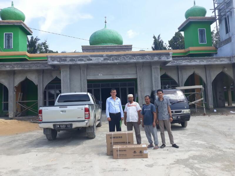 PT Mitrasari Prima & PT Agritasari Prima Berikan Bantuan CSR untuk Masjid Al-Inayah dan Kantor Polsek Langgam di Desa Segati