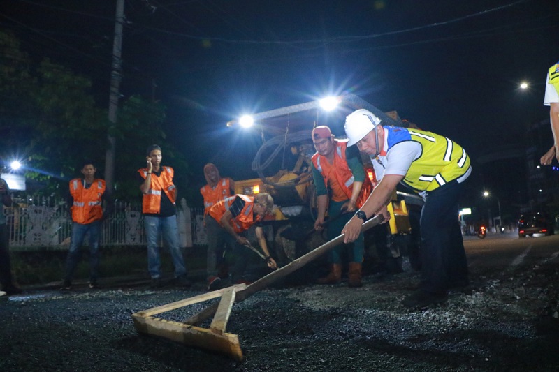 Kerja Pertama Malam Tadi, Markarius Pimpin Tambal Sulam Jalan Berlubang  di Pekanbaru