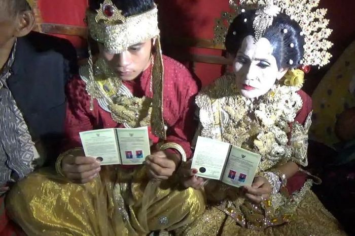 SAH...Janda 65 Tahun dan Pemuda 20 Tahun Resmi Menikah, Pesta Meriah pun Digelar