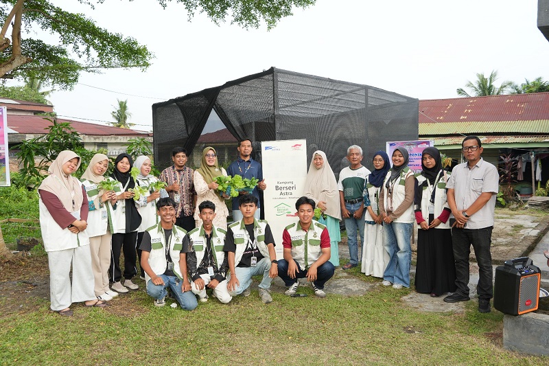 Camat  dan Mahasiswa FBN  Panen Sayuran Hidroponik Kampung Berseri Astra di Tangkerang Labuai