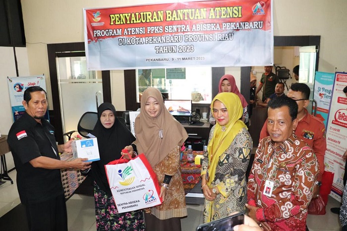 Wakili Pj Walikota Pekanbaru, Kadinsos Salurkan Bantuan Atensi Senilai Ratusan Juta