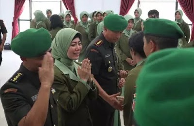 Kesatria, Terima Kesalahan dan Dicopot dari Jabatan, Kolonel HS Rangkul Istri yang Sedang Menangis
