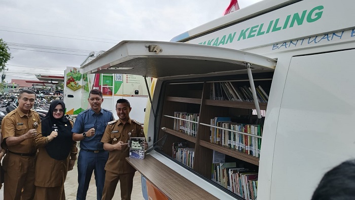 Pj. Wali Kota Pekanbaru Kunjungan Stand Perpustakaan keliling di Lokasi Lomak Rumbai