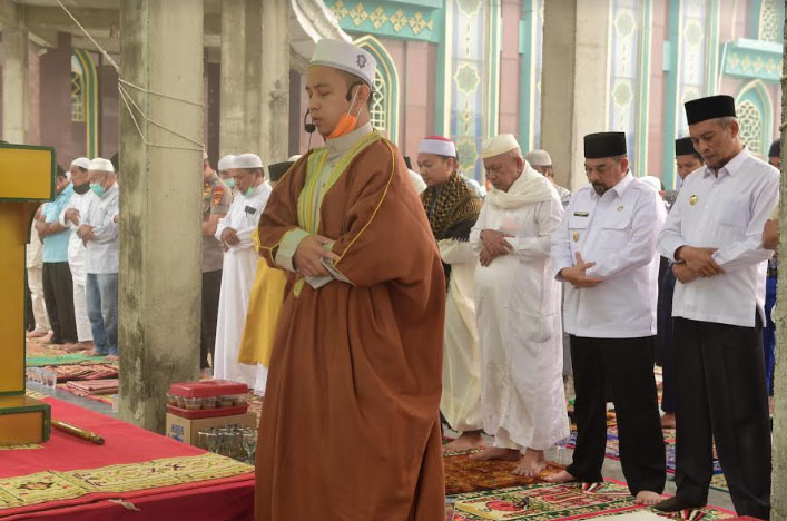 Wagub Salat Istisqa Bersama Jemaah Masjid Raya Pekanbaru