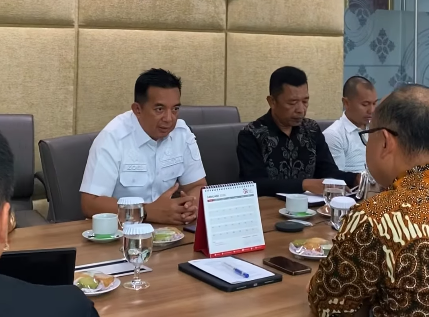 Sinergi Perkuat Ekonomi Daerah, Sekda Inhu Kunjungi OJK Riau