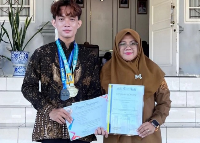 Mahasiswa Asal Siak Ini  Ciptakan Lampu Energi Alternatif dari Air Gambut