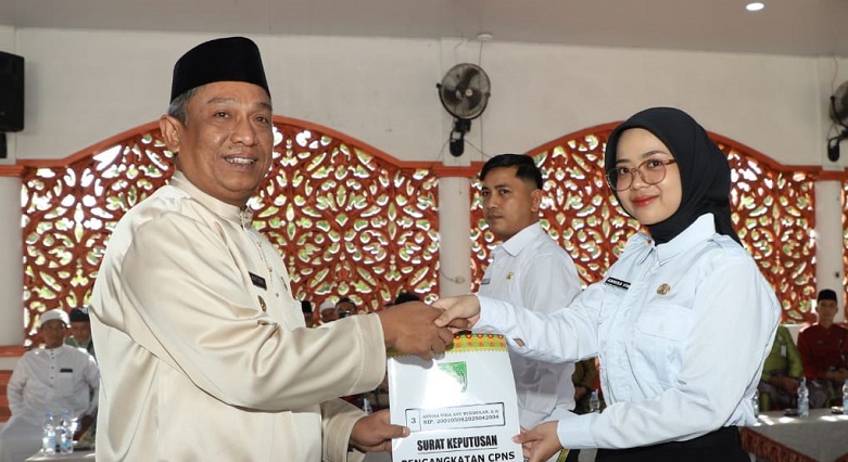 Bupati Rohul Serahkan SK CPNS Pemkab Rohul Tahun Anggaran 2024