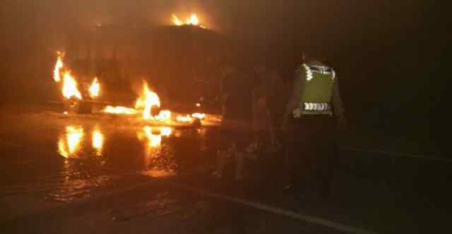 Diduga Konsleting, Bus Jaya Bersama Terbakar di Lintas Timur