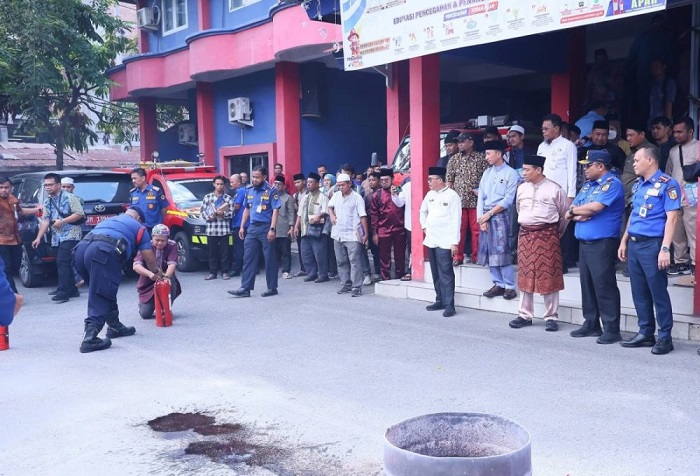 100 Masjid di Pekanbaru Terima Bantuan APAR dari Konsulat Malaysia
