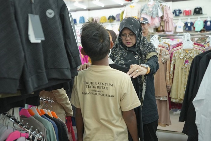 Bupati Afni Dampingi Puluhan Anak Yatim Belanja Kebutuhan Lebaran di Kandis