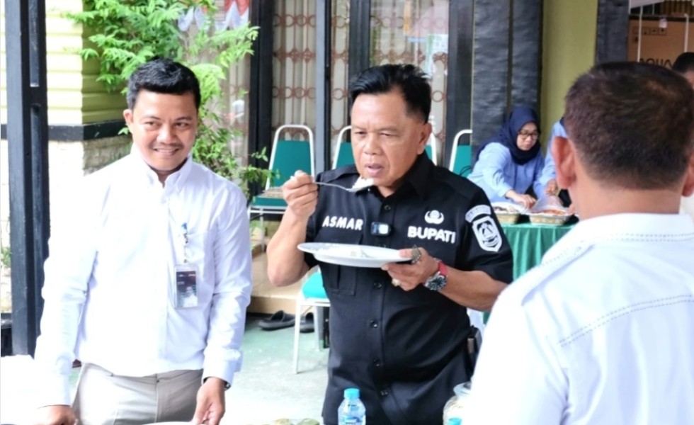 Bupati Asmar Rasakan Langsung Beras Bulog SPHP : Enak, Aman dan Layak Konsumsi