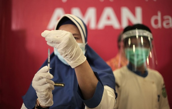 Nakes di RSUD Arifin Achmad  Mulai Disuntik Booster Vaksin Moderna