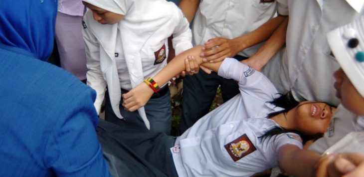ADA YANG TERIAK HISTERIS... Tiba-tiba Saja Belasan Siswa SMAN 1 Kampar Kesurupan, Sekolah Diliburkan