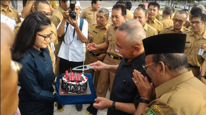 SURPRISE...Selamat Ulang Tahun ke-58 Gubernur Riau Andi Rachman