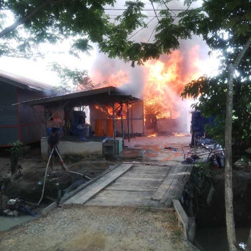 Diawali Bunyi Ledakan, Dua Unit Rumah di Jalan Sembilang Terbakar